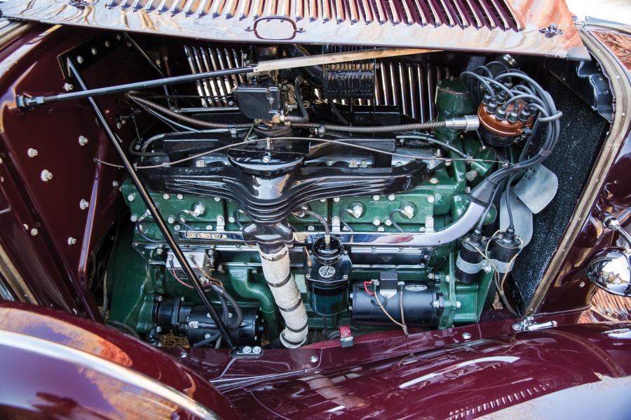 Моторный отсек Auburn V12 1250 Salon Dual Ratio Boattail Speedster 1934 года  (фото 13 из 27)